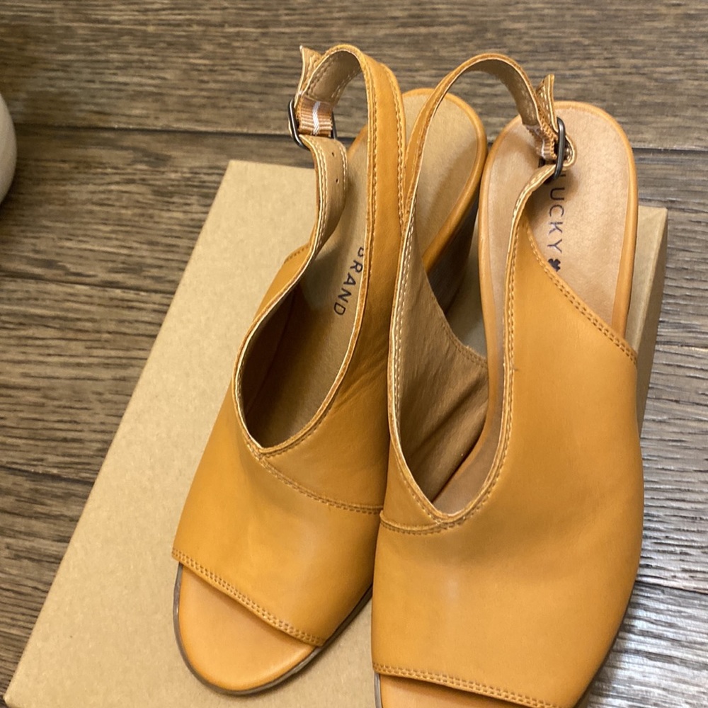 Lucky Brand shoes color alpaca size 8/5 wore ones, very confortable - Picture 3 of 8